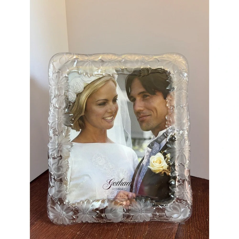 Gorham 1831 Crystal Picture Frame 8x10 Frosted Floral Daisy Scalloped Edge Clear